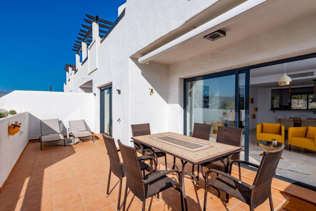 Lotus 2401 - Beautiful With Pool & Sea View Apartment *
